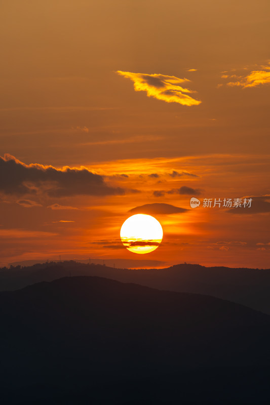 山间壮丽日落景观