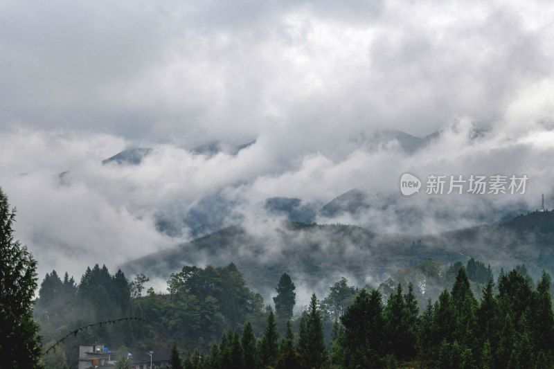 贵州沿河：青山雨雾