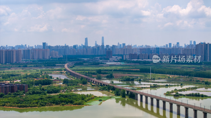 武汉城市中跨河桥梁与周边环境的航拍景象