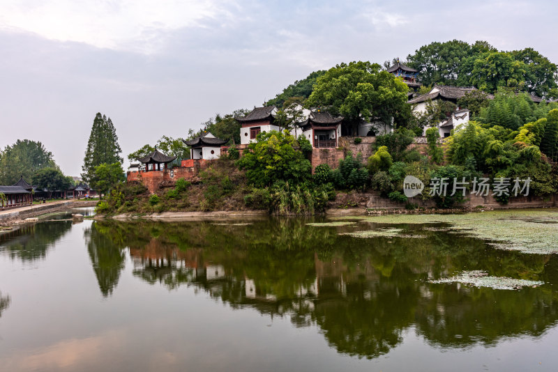 湖北黄冈东坡赤壁建筑倒影景观