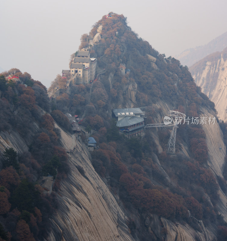 华山的陡峭山峰