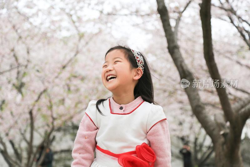 春天樱花树下开心的漂亮女孩 微笑开朗