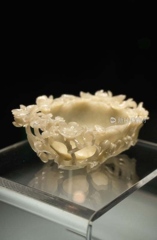 明代 青玉梅花式洗