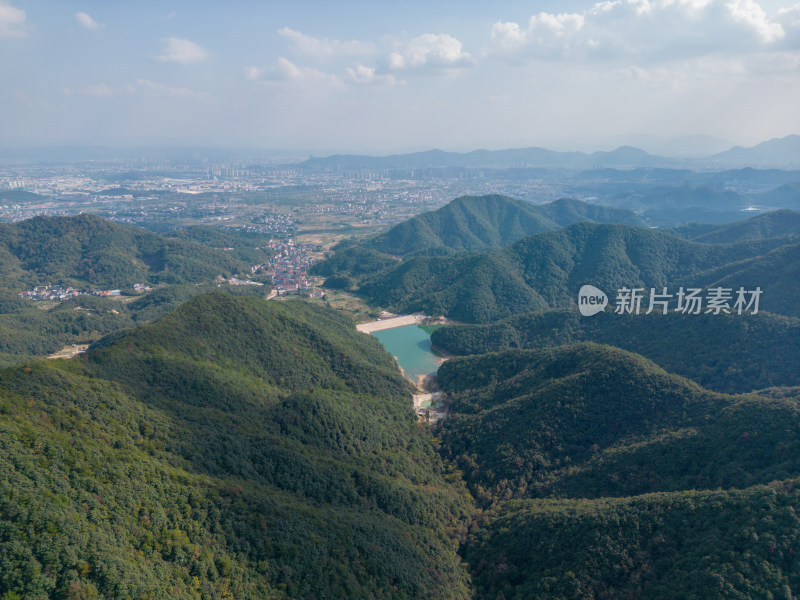 航拍蓝天白云下的青山河流村庄风光