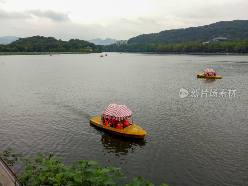 湖面游船与自然风光