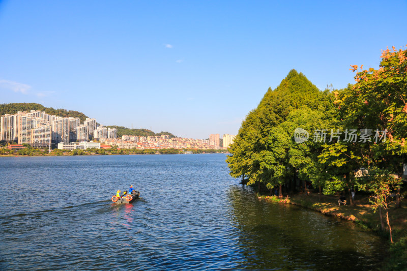 黄石磁湖景区城市风光，眺望城市天际线