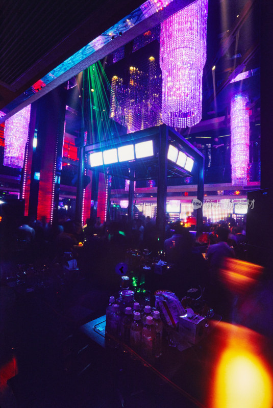 现代城市酒吧灯光人影舞动【反转胶片】