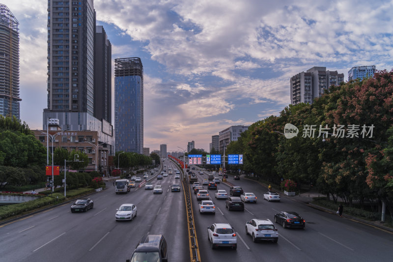 城市道路车水马龙的繁忙景象