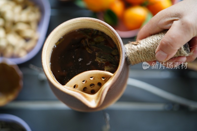 在桌子上的围炉煮茶容器里的食物