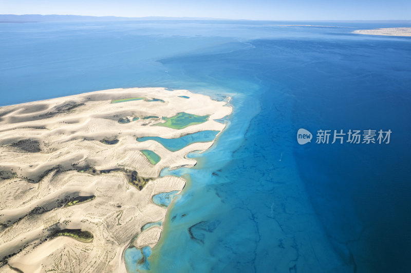 中国青海湖金沙湾多彩的海湾