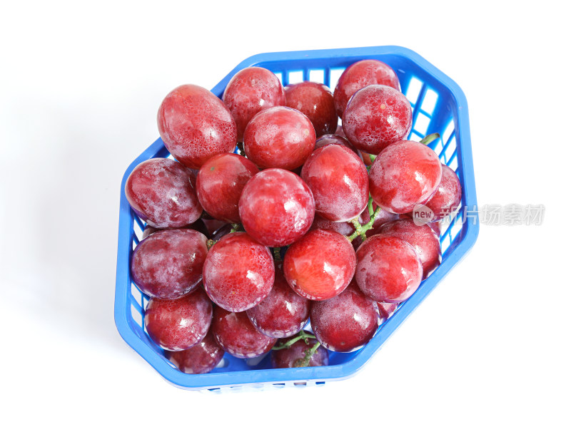 白色背景上，篮子上装着的夏日新鲜水果葡萄