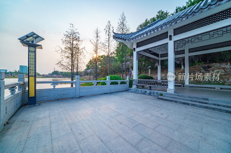 广州番禺大学城中心湖公园休息亭传统建筑