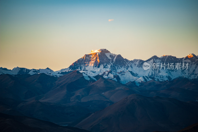 西藏喜马拉雅山脉珠峰日照金山