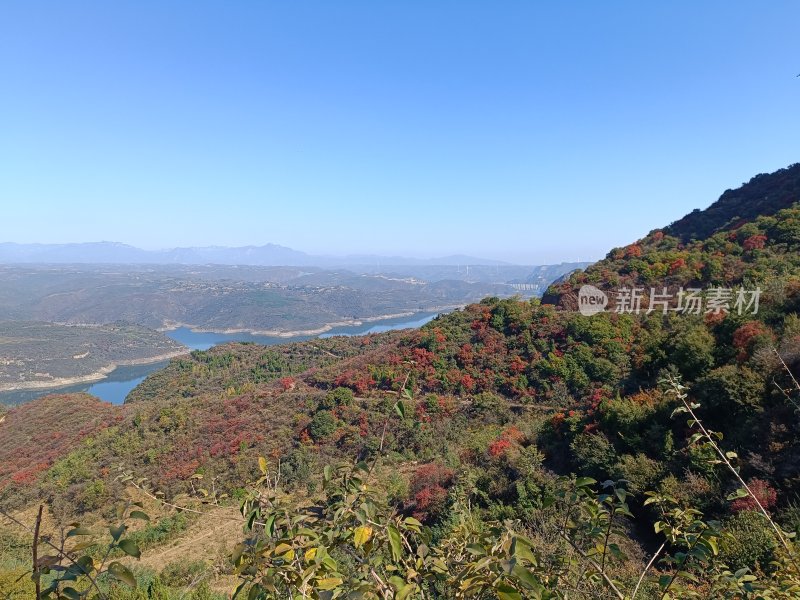 多彩树林与湖泊的自然风光-荆紫仙山秋景