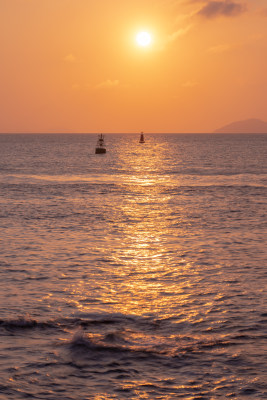 金色海面上的夕阳