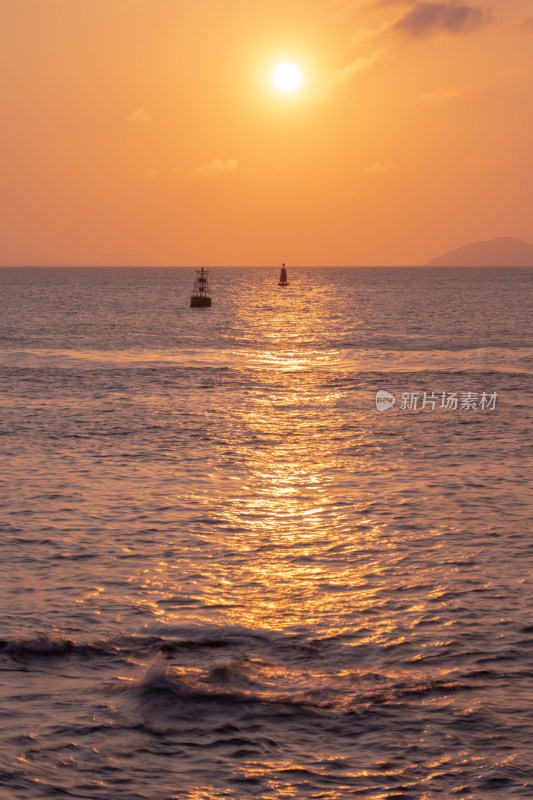 金色海面上的夕阳