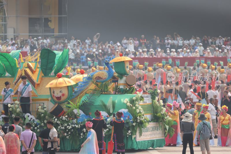 西双版纳泼水节街头民族风格花车巡游场景