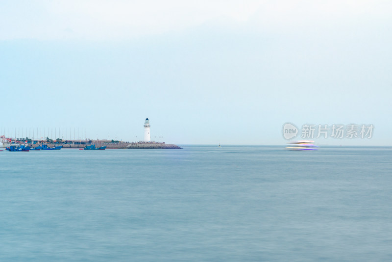 青岛情人坝海上灯塔全景展现宁静海景