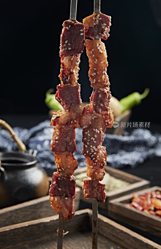 铁签串烤大块羊肉