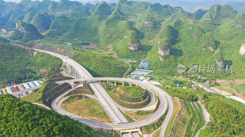 贵州山区高速公路穿行山间乡村