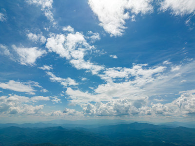 航拍天空高山草甸山脉田园村寨风光