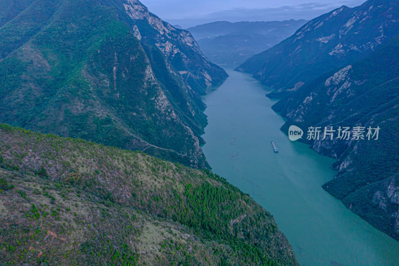 长江三峡航道航行的船只摄影配图