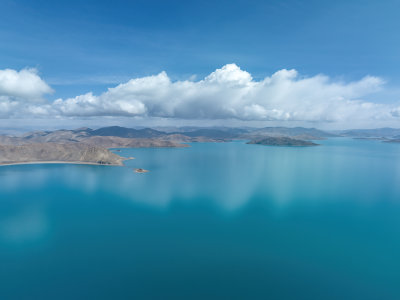 西藏山南羊卓雍措圣湖神湖蓝色高空航拍