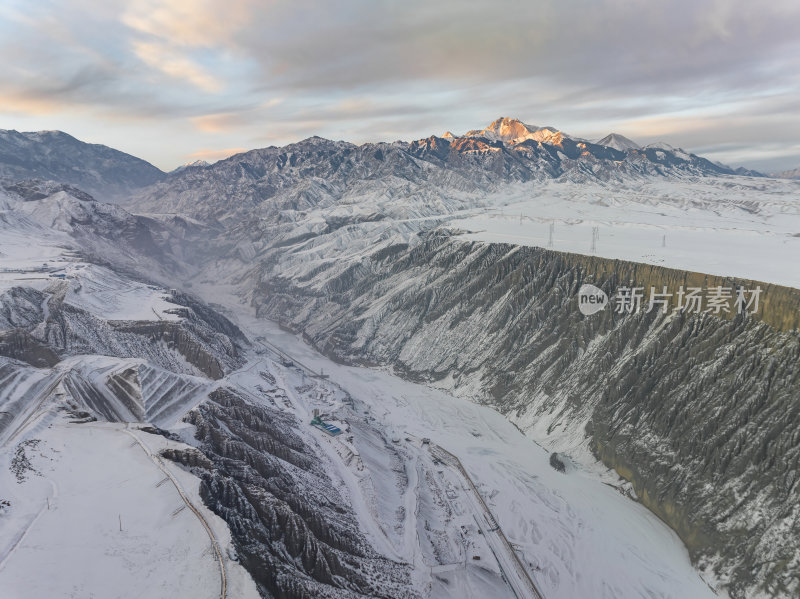 新疆北疆独山子大峡谷纹理雪山高空航拍