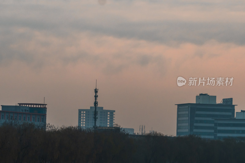 黄昏时分的城市建筑景象