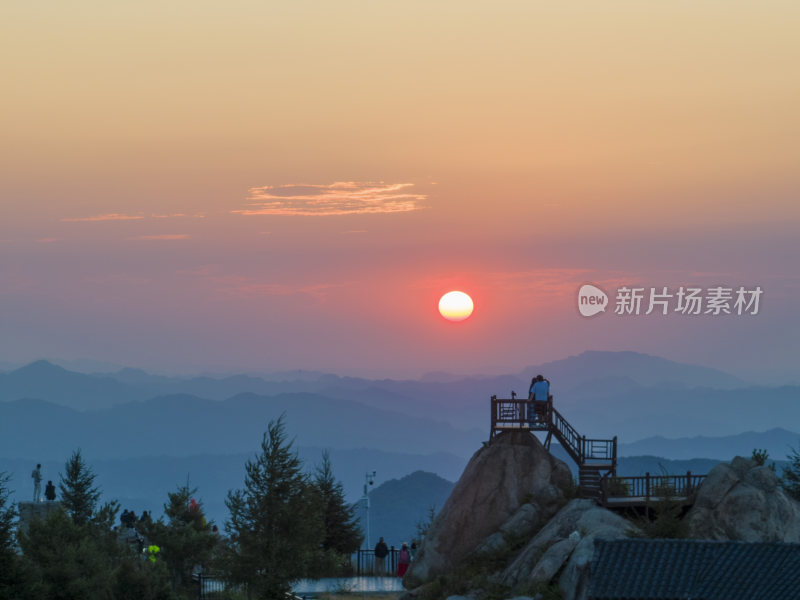 山顶看日出的人