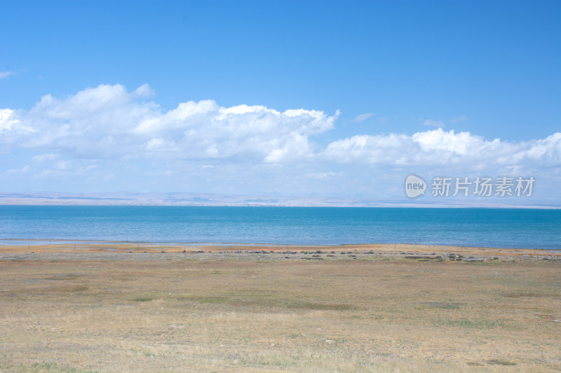 秋天天气晴朗的青海湖自然风光