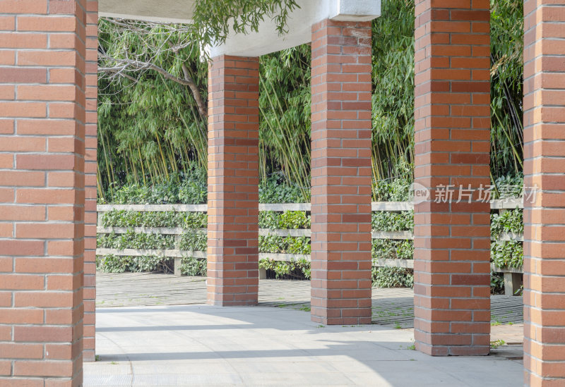 青岛李村公园里红砖柱子形成的长廊