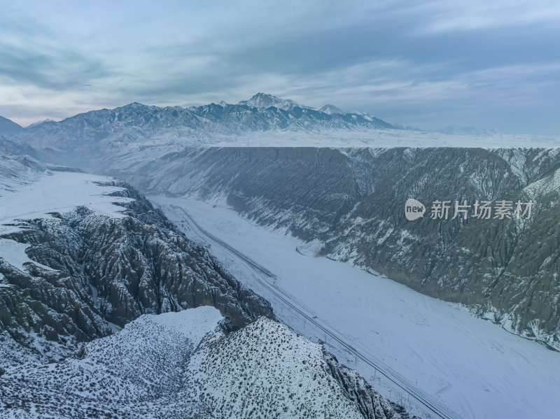 新疆北疆独山子大峡谷纹理雪山高空航拍