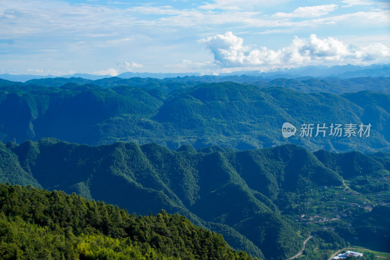 连绵起伏的绿色山峦