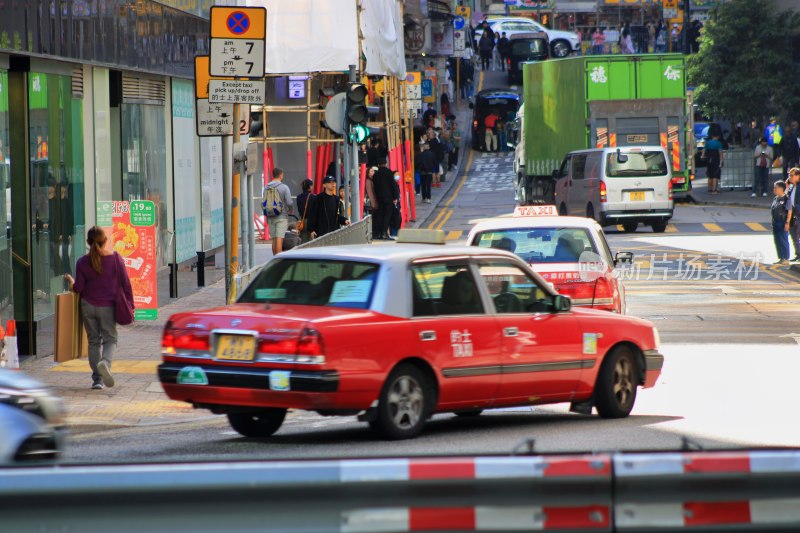 城市街道出租车与行人场景