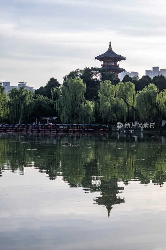 西安兴庆宫湖畔城市与古建筑倒影景观