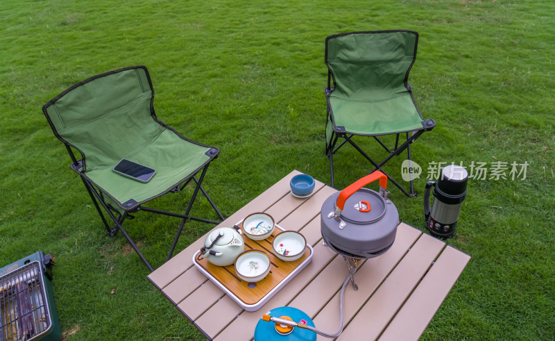 夏季绿色草地上户外餐桌凳喝茶