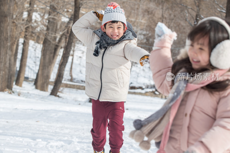 两个小朋友在雪地里玩耍