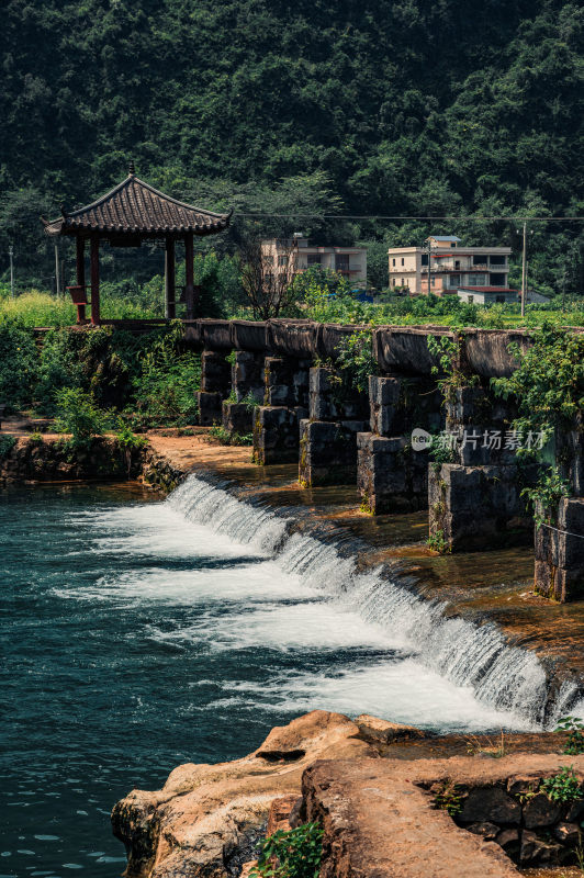 乡村溪边石亭自然风光