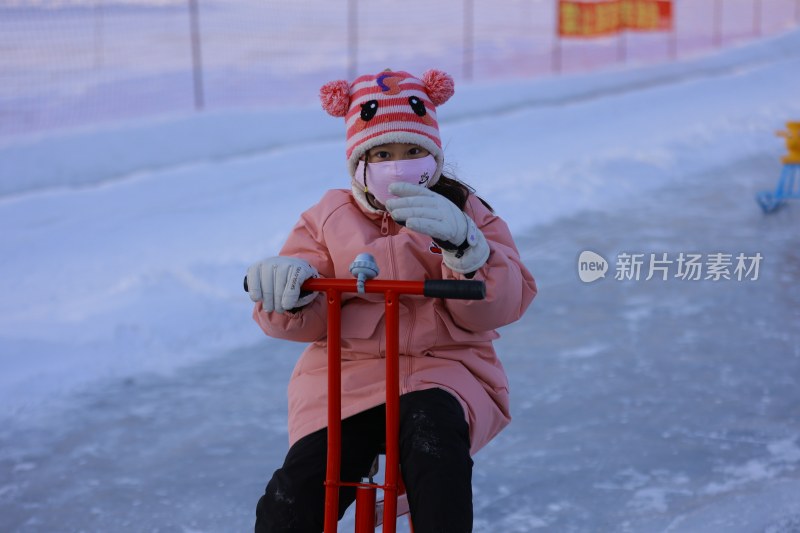 冬日小女孩雪地玩耍