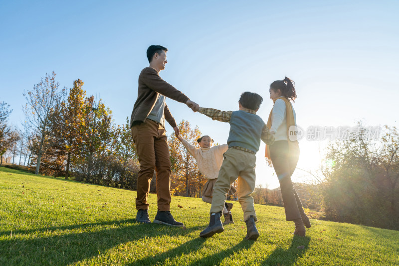 年轻夫妻带着孩子在公园玩耍