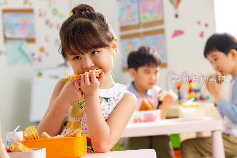 幼儿园小朋友用餐