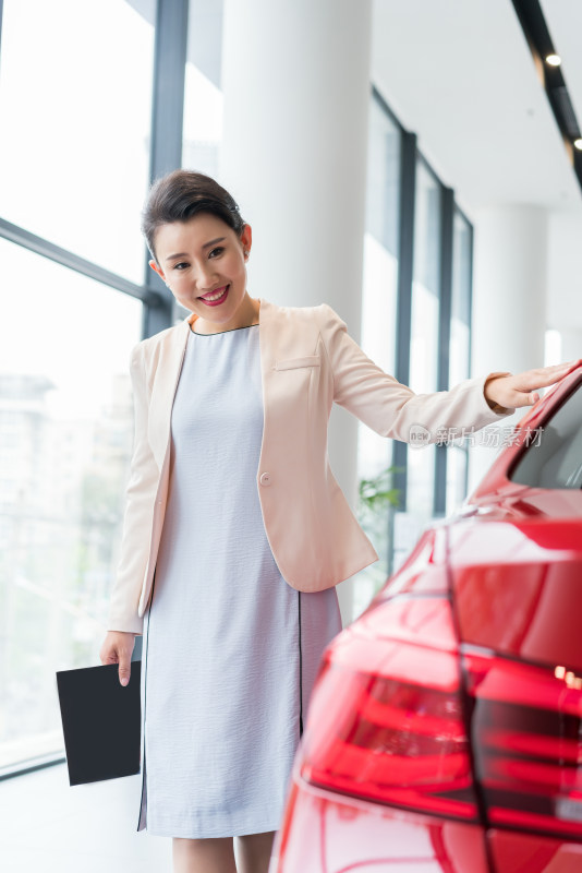 年轻商务女子选购汽车