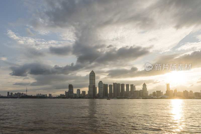 城市江畔的璀璨夜景全景