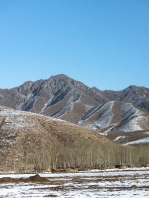 冬天雪后的山村大山