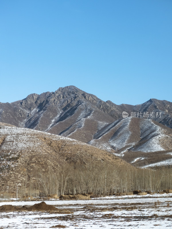 冬天雪后的山村大山