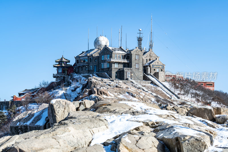 春雪后的泰安泰山风景区自然风光景点景观