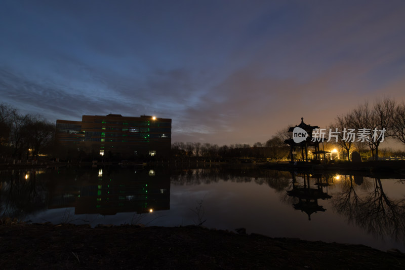 湖畔建筑夜景倒影