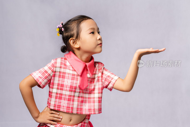 站在纯色背景前穿短裙的中国女孩