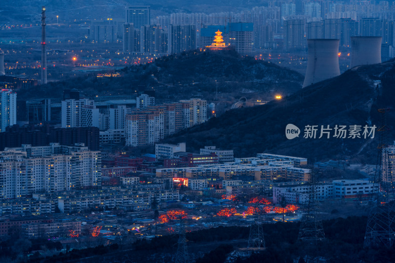 北京石景山模式口大街与首钢功碑阁夜景同框